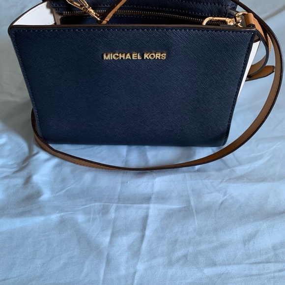 Micheal Kors crossbody - Picture 3 of 4
